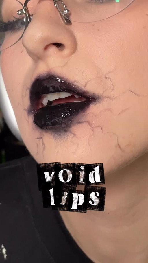 🖤 demon/void 🖤

• @kaleidosmakeup scorpion fruit lip clay + @romandyou glasting lip gloss

Tbh you can do this with any dark lipstick and it just looks so good ✨ easy Halloween makeup idea ^^

#voidlips #halloweenmakeup #blacklipstick #funmakeup
