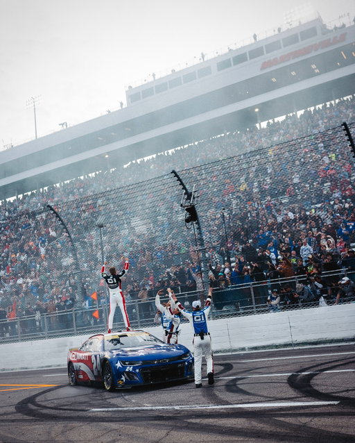 WE’RE GOING TO PHOENIX!! #Championship4 🏁🍾