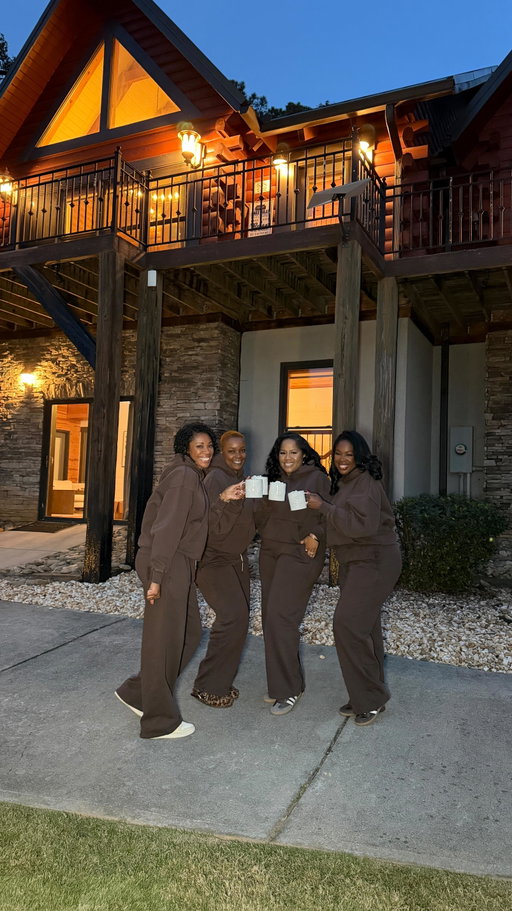 Creator Cabin Crew @weshercabins wearing @shop.afrm 🫶🏾

#cabingetaway #girlstrip #fallvacation #girlsweekendaway #creator