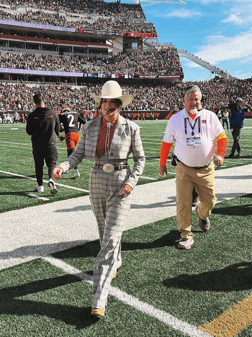 Felt like my look was screaming NFL player getting off the bus—but I might go buy some cows later. Thanks for letting me sing our National Anthem today @bengals and for all the hospitality. It was a wonderful day 🐅🧡🇺🇸

HMUA: @beautyby_aricalynn 👌🏻