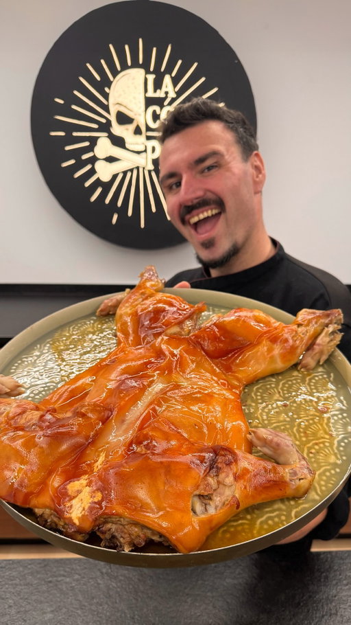 Vale, lo del cochinillo al horno impone…
Pero si lo sabes hacer, te conviertes en leyenda estas fiestas.

Y no, no hace falta ser chef:
🧂 Solo necesitas sal gorda, manteca de cerdo y un buen cochinillo.
El horno hace el resto (bueno, casi).

Yo ya lo he hecho.
Ahora te toca a ti.
Dale caña y luego me cuentas si cruje o no.

#CochinilloEnCasa #AsadoLegendario #LaCocinaDelPirata #NavidadAPedales