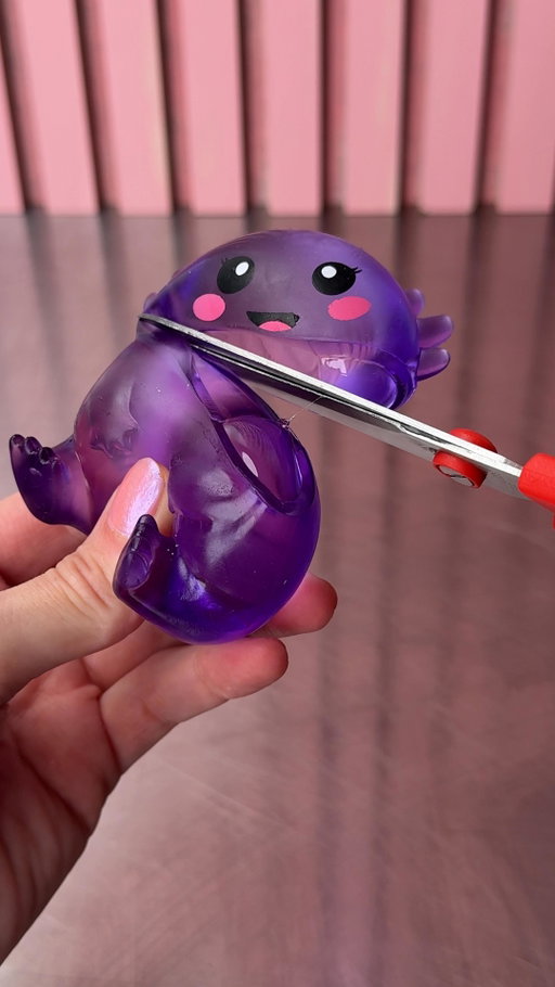 Cutting Squishies so you don’t have to. Rate your favorite in the comments 👇 Peachybbies.com restocks Friday at 7pm EST! ✨🎉