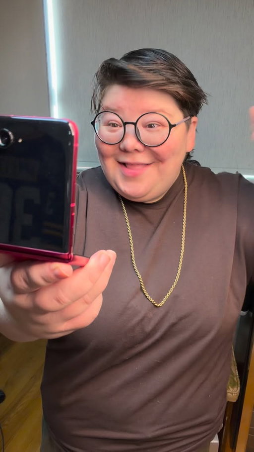 Welcome to a day in the life running my small business with the motorola razr ultra from my friends @lenovo 
-
#LenovoPartner #dayinthelife #smallbusinessowner