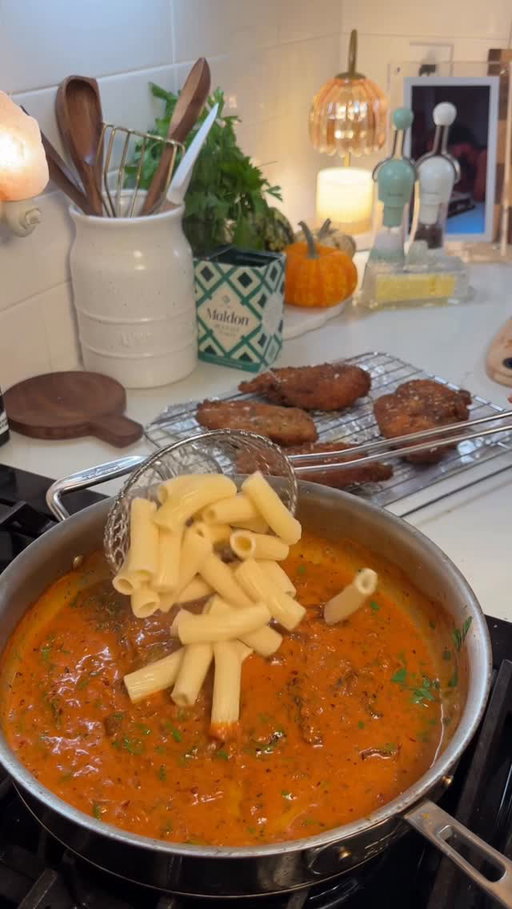 This one will be a weekly favorite trust 🙌🏼😋 Crispy chicken cutlets over spicy tomato pasta 😋🌶️🍝🍅 -as always comment recipe for full instructions sent to ur DM! 
•
•
•
•
#crispychicken #chickendinner #chickenpasta #tomatopasta #dinnerideas