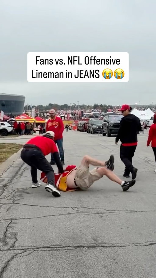 Do NOT go 1on1 against a former NFL Player even in Jeans 😭😭😭 #nfl #kansascitychiefs #mondaynightfootball #MugsyPartner