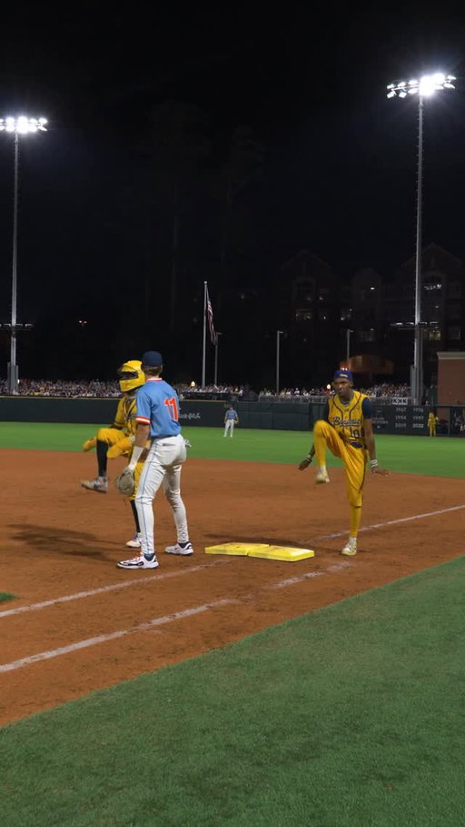 Nothing to see here. Just a little first base boogie 🕺

#savannahbananas #auburn #michaeljackson #baseball #dance