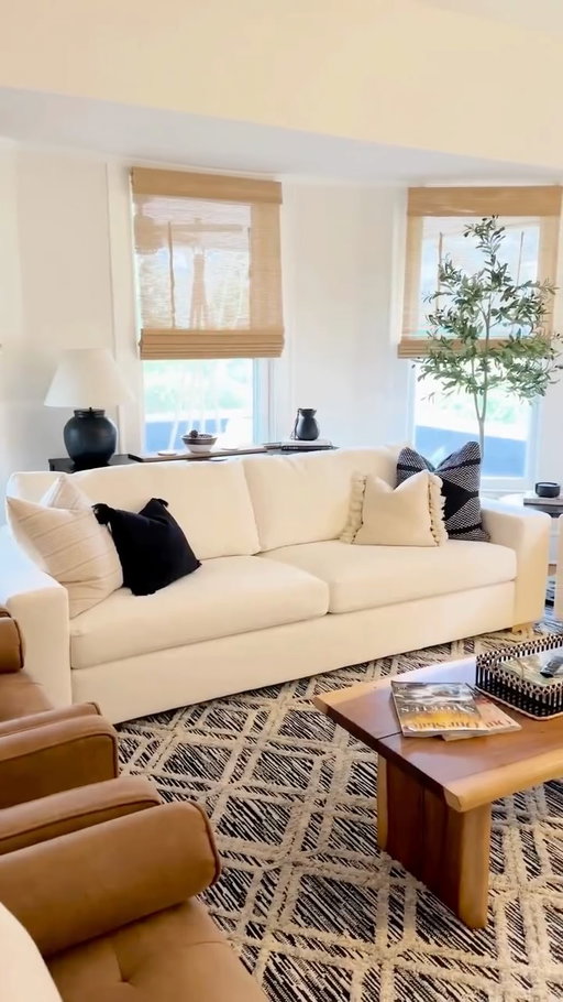 Taking it slow this season. What are your favorite ways to unwind? 

🔎+🎥: Barton Sofa in Sand Performance Basketweave custom crafted for @johnston.designs_