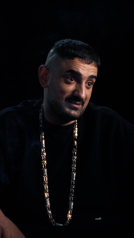 Legende und Leben, Life, Hayat. Es wird Zeit für die ganze Geschichte.
Babo – Die Haftbefehl-Story. Eine Dokumentation von Juan Moreno und Sinan Sevinç, produziert von Elyas M’Barek und Pacco-Luca Nitsche. Jetzt ansehen.
