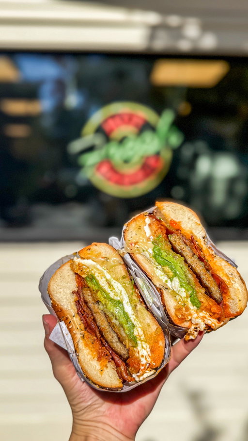 EVERYTHING BAGELS!🤩 

Early mornings at @shugsbagels 🥯. Thanks for letting me in the kitchen and giving me a bagel baking lesson 😊🙏✨.