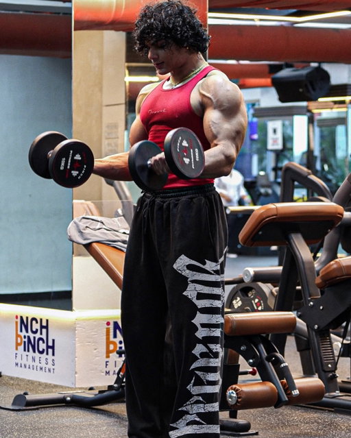 Every rep counts🦈

.

.

.

.

.

#bodybuilding #anime #workout #cbum #arms #mihirlifts