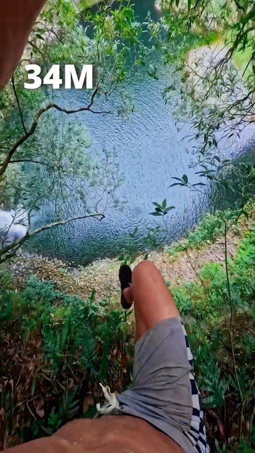 Récap de mes 10 jours à La Réunion en 2024 où j’avais fait une montée en hauteur jusqu’à 47m.
Hâte de voir quel nouveau sauts on va découvrir cette année 🤙🏼
📷 @insta360 X5 et Ace Pro 2
#cliffjumping #cliff #jump #nature #adrenaline #waterfall #thinkbold #cliffdiving