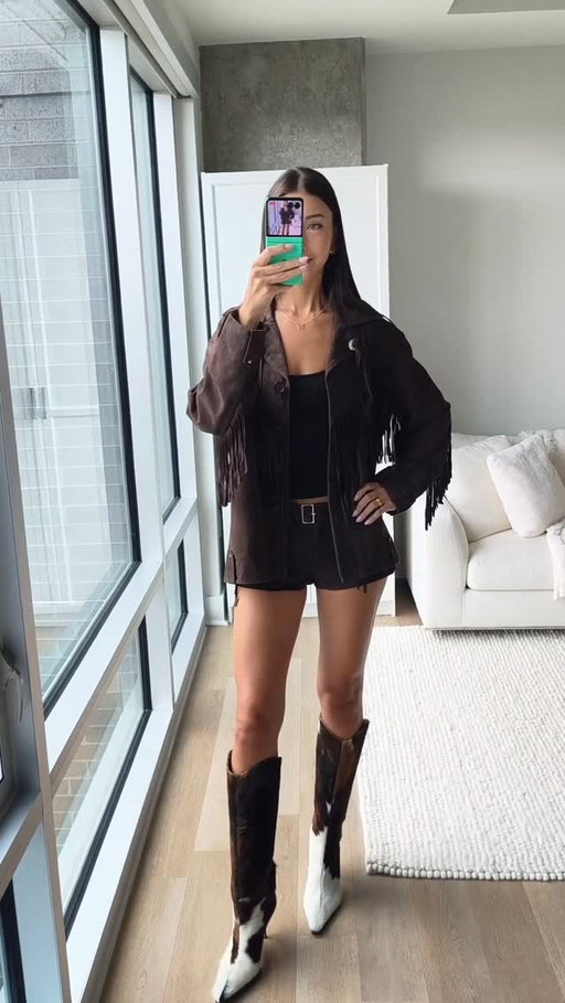 #MotorolaPartner Finding out the top fall fashion trends this season @motorolaus #MakeItIconic #razr @googlegemini #Sponsored #NanoBanana