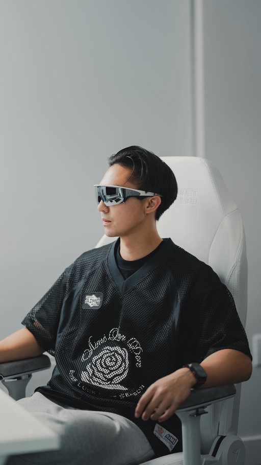 Unboxing the Oakley Meta Vanguard 👀🖤

Went with the Prizm Black Lenses super sleek and surprisingly lightweight.

Titanium frame, Prizm lens tech, and that classic Oakley fit that just locks in. Perfect mix of style + performance.

Would you rock these?

#oakley #oakleymeta #oakleymetavanguard #meta