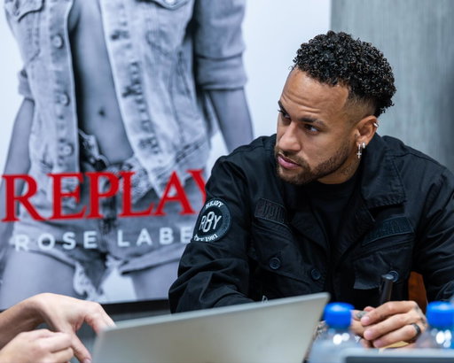 A @replay , uma de nossas mais antigas parceiras, promoveu ontem (27/02) um encontro com Neymar Jr.
Muita coisa foi conversada e em breve teremos novidades.
.
Replay, one of our old partners, promoted a meeting with Neymar Jr., yesterday (27/02).
They talked about plenty of things and we’ll soon give you updates!