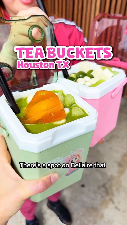 🧋TEA SERVED IN MINI COOLERS!🧋 @bepsaithanh has the cutest buckets for when you reallyyy need tea 😂!

🪣 It’s $20 for the bucket + drink, but you can refill it for the price of a normal drink (about $5/$6). I will definitely be bringing this back for refills!! The cooler is 2x the size of their normal drinks. They told me the cooler keeps the drink cold for 6 hours! 🧊 

They make their toppings (jellies etc) in-house and they’re so good! House-made toppings are always so much more flavorful & creative. 💛

📌 Bep Sai Thanh: 12148 Bellaire Blvd #123, Houston, TX 77072
⏰ 10am-10pm every day 

#houston #houstonfoodie #houstonfood #houstontx #tealovers #milktea #htxfood #houstondrinks #vietnamese #htown #htxfoodie #htownfood #fruittea