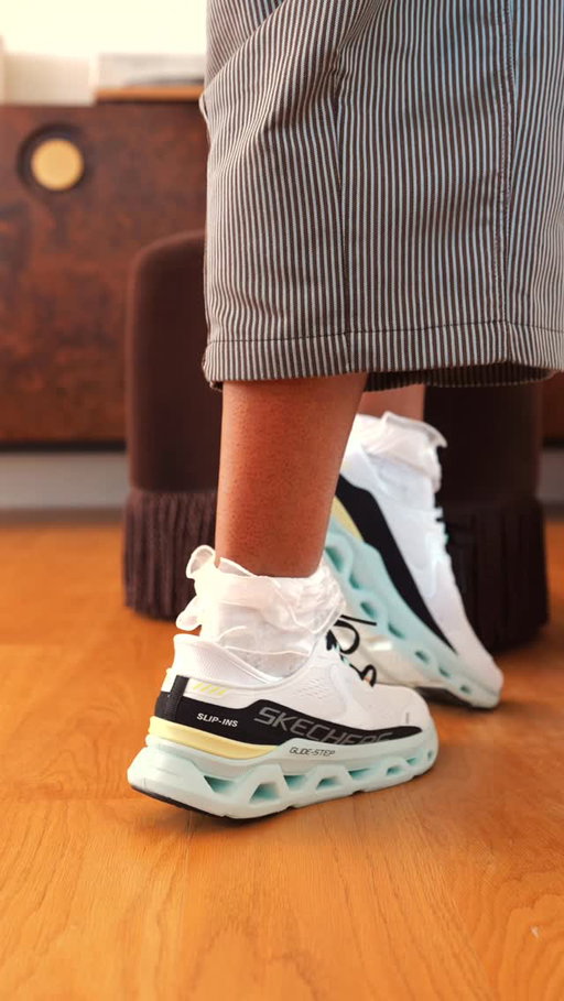 AD Walking on clouds ☁️ in my @skechers Hands Free Slip-ins.

These NYC streets couldn’t stand a chance with the Glide-Step® Geometric Midsole and Air-Cooled Memory Foam Insole keeping my feet in place, while adding a little pep in my step.

Just slip in and slip off. They’re that easy and that chic 🤩. Check out the Glide Step collection. #SkechersPartner #SkechersGlideStep