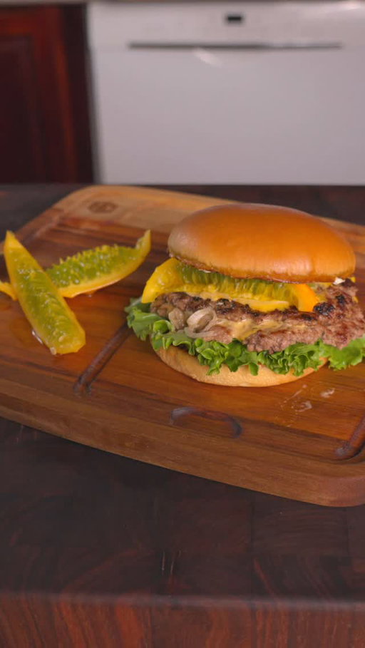 Today I made a Smash Burger with Pickled Kiwano Melons. This turned out surprisingly well and its a great way to use this exotic looking fruit. This was absolutely delicious!

All links are in my bio!!

Sauce from @primalkitchenfoods 
Kiwano Melons from @melissasproduce 
Vacuum Seal Containers from @zwilling_usa 

#cooking #recipe #smashburger #kiwanomelon #pickels #delicious #burger #food