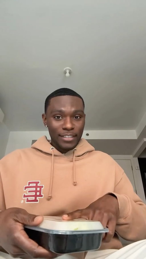 I had to go support this family owned small business in NYC called Pattanian Thai Restaurant and y’all… wait till end 

Video credit: @daadisnacks