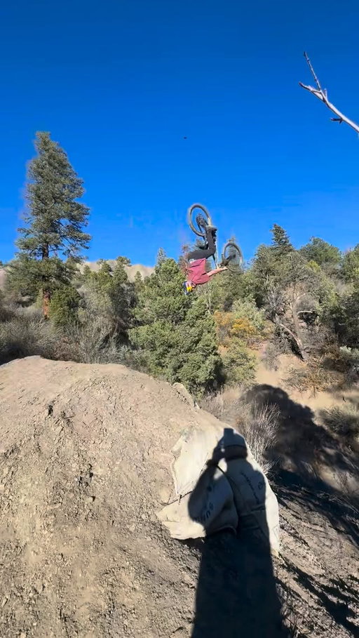😵‍💫

🎥: @kahlil_kem 

@redbullbike @redbull 
@ridefoxbike  @foxmtb 
@frameworksracing_5dev