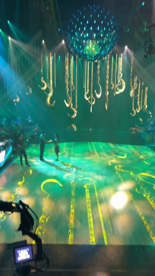 An absolute honor to dance tonight to the queen @taylorswift 🥀

This piece may be one of my favs I’ve ever been able to help create on the show. Loved dancing this with you @janravnik ✨