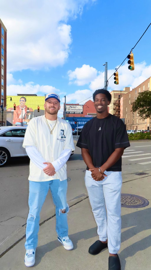 linked up with my boy Erick Hallett to create Detroits best burgers 🔥🍔 full video on YT @ ITS2EASY
.
.
.
.
.
#detroitlions #detroit #detroitfoodie #its2easy #nfl