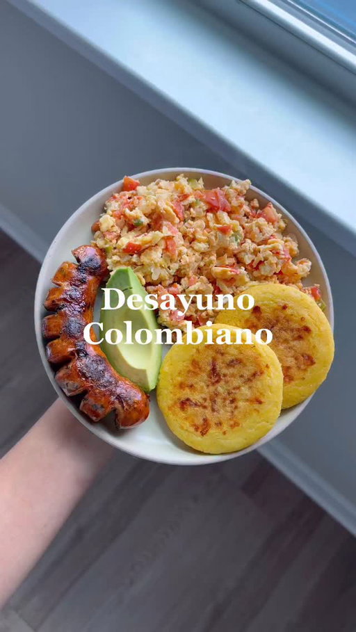 Huevito, arepita, aguacatito, y chorizo perfecto 🇨🇴✨
•
•
•
•
@pan_us @allofpan @kraft_brand @kraft.naturalcheese 
#desayuno #desayunocolombiano #desayunosaludable #arepas #colombiano #comidacolombiana #latinacreator #latinainfluencer #arepas #arepa #arepapower #colombia🇨🇴 #venezuela🇻🇪 #venezuela #latinx #desayunodelicioso #recetas