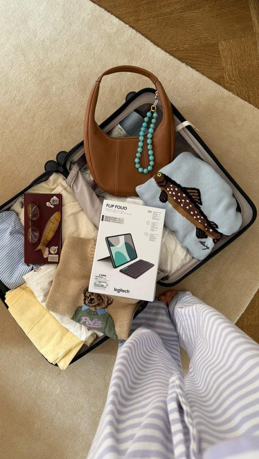 Cozy fall, tiny tables, big ideas - my iPad’s new uniform: Flip Folio by @logitech 🍂
#FlipFolio #Logitech #ad