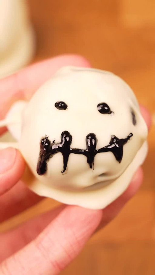 Spooky Scary Skeleton Oreo Truffles 🤤💀

#food #foodys #halloween #viral #recipe #oreo #truffle #dessert #spooky #scary
