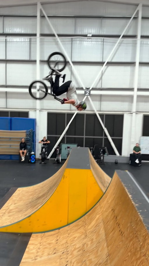 Went to the hot box did a bunch of double flips it’s been a lot of fun to hit all these parks between @nitrocircus  shows  @monsterenergy @ethika @wienerschnitzel @odigrips @odi_bmx @byltbasics #ethika #monsterenergy #monsterenergydrink #wienerfam #byltforthis @nitrocircus  @thesecretbmxshop @securechoicelending #nitrocircus