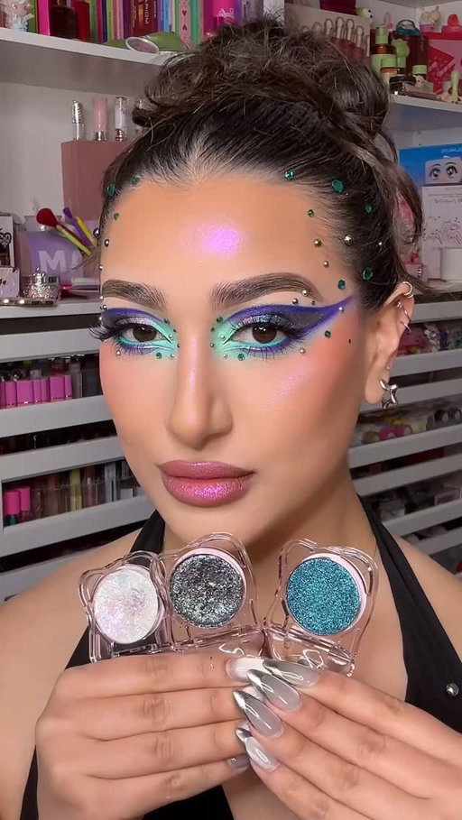 💜✨🦋 @nabacosmeticscol popped off with these creamy pigments. The pigment and bendable formula is one of a kind 😮‍💨 

The perfect compliment to this bright and creative look. Saltwater Dream as a highlighter? STUNNING. 

Shades used 👉🏼
💜 Saltwater Dream 
✨ Deep Sea
🦋 Blue Drift

Makeup, Makeup trends, Halloween makeup, Shimmer makeup, Purple makeup, Glam, Pigment, Updo 

#shimmer #glamakeup