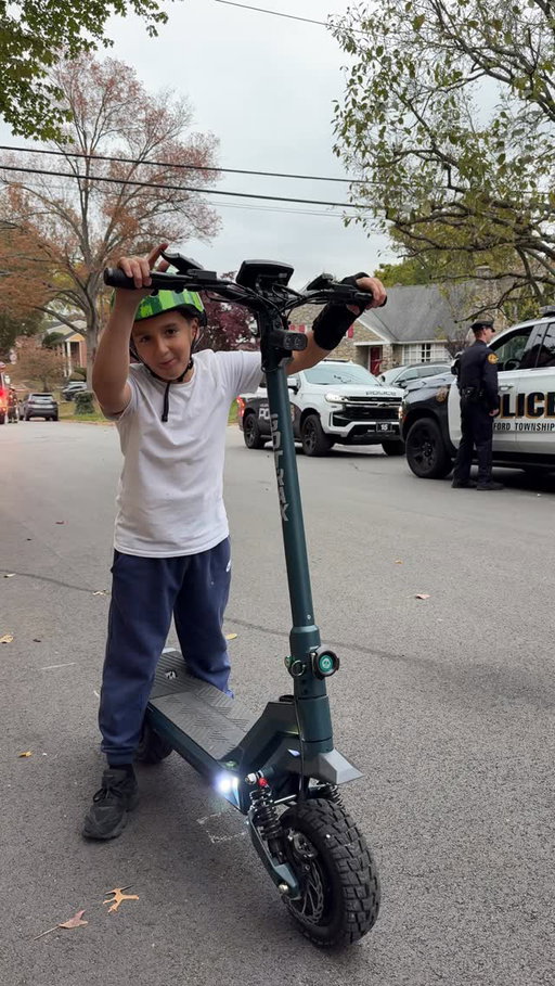 Dr did not say no scooters 🤣🤣
@ridegotrax GX 3

#gotrax #gx3 #scooter #escooter #scooterlife #deeznuts #wheelie