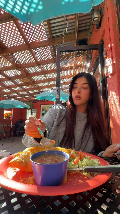 THE GREEN CHILI DEBATE IN COLORADO… i’m ready to talk about it 👀 

📍 @lacasadelreyco has been serving up Grandma Reynalda Atencio’s green chili in commerce city since 1986, it’s award winning and I wanted to see if it stood up to the test of time 👏 

Specializing in southwestern texmex style cooking, i seems like green chile had to be a power house here and it sure held up 🫡

No matter what you get green chile should be your right hand man on the plate. 

📍 @lacasadelreyco 
7035 E 72nd Ave
Commerce City, CO  80022

They now have a food truck in honor of grandpa Gilly — Gilly’s Mexican can be at your events or find it parked outside @seedandsmithdenver 👏 

#denver #denvercolorado