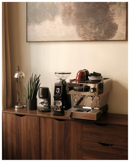 The heart of my coffee station🫀
•
•
•
•
#homedesign #homedecor #interior #interiordesign #homebarista #coffeestation #lamarzocco #eureka #coffee #coffeebar #barista #vienna