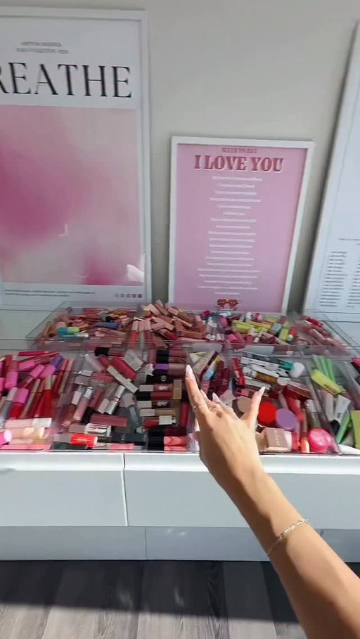Finally 😭 lip gloss is organized! I’m exited for my new shelves to come in so I can re set up my grwm room ♡