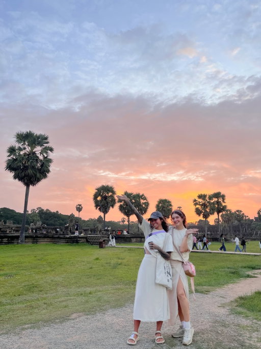 Cambodia was a beautiful kind of chaos, ancient temples, tuk-tuks everywhere (with Cambodian Pharrel as our driver) the heat, the smiles, the confusion, the hero rats, and yep every little moment turned into a story. We explored Angkor Wat at sunrise, we both got up at 4am unbelievableeee! That’s how committed we were to get lost more than once at the temple and even survived a buffet that made us question our life choices. ✨