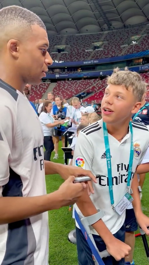⏳ Throwback Thursday!
 
🧡 A wholesome moment between @k.mbappe and a young fan from @ampfutbol at the 2024 #SuperCup!

#tbt #throwbackthursday