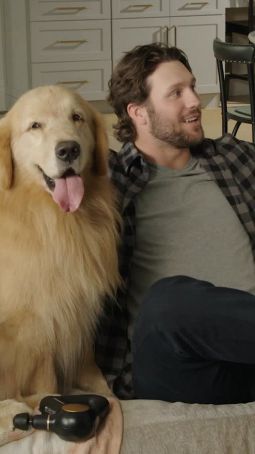 Golden retriever meet the league’s golden retriever. 🤝 @joshallenqb