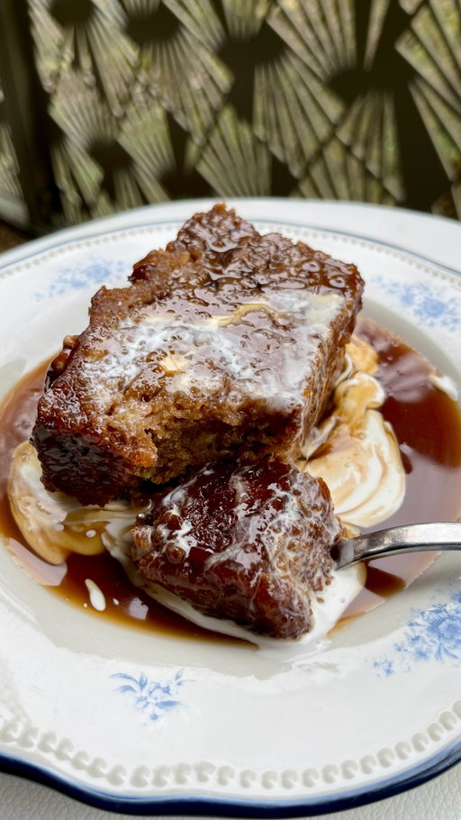 Fudgy sticky toffee banana bread, the dreamiest marriage of two iconic desserts ✨

This is for all my fellow STP and banana bread lovers. Both are obviously delicious in their own right but this really is very special. There’s no eggs etc but somehow it is insanely moist, fudgy and not too sickly which is a miracle. Please make it and love it. 

Recipe in bio, go grab it x

#stickytoffeepudding #bananabread #veganbaking