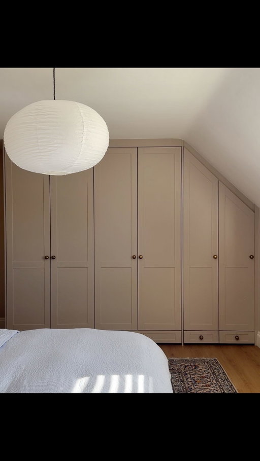 A D ⭐️ As a fashion loving family of 5 we were drowning in clothes & clutter with zero storage in our new home 😅 That was until @wrenkitchens (who now do bedrooms) came to the rescue 💫 The whole process was smooth & so fun and two of our bedrooms are now the proud owners of these gorgeous fitted wardrobes 😍