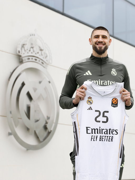 COMUNICADO OFICIAL: ALEX LEN 
El Real Madrid C. F. ha alcanzado un acuerdo con @AlexLen_25, pívot que jugó la temporada pasada en Los Ángeles Lakers, por el que el jugador queda vinculado al club hasta el 30 de junio de 2027.
Internacional con Ucrania, Len llega al Real Madrid tras 12 temporadas en la NBA. En la liga norteamericana, Len ha jugado en Phoenix Suns (2013-2018), Atlanta Hawks (2018-2020), Sacramento Kings (2020), Toronto Raptors (2020-2021), Washington Wizards (2021), Sacramento Kings (2021-2025) y Los Ángeles Lakers (2025).
Alex Len llega al Real Madrid tras acumular una amplia experiencia de 708 partidos como jugador de la NBA.
-
Real Madrid C. F. has reached an agreement with Alex Len, a center who played for the Los Angeles Lakers last season, which binds him to the club until 30th June 2027.
An international with Ukraine, Len arrives at Real Madrid following 12 seasons in the NBA. In the North American league, Len has played for the Phoenix Suns (2013-2018), Atlanta Hawks (2018-2020), Sacramento Kings (2020), Toronto Raptors (2020-2021), Washington Wizards (2021), Sacramento Kings (2021-2025) and Los Angeles Lakers (2025).
Alex Len arrives at Real Madrid after amassing a wealth of experience from 708 games as an NBA player.
#WelcomeLen | #RMBaloncesto