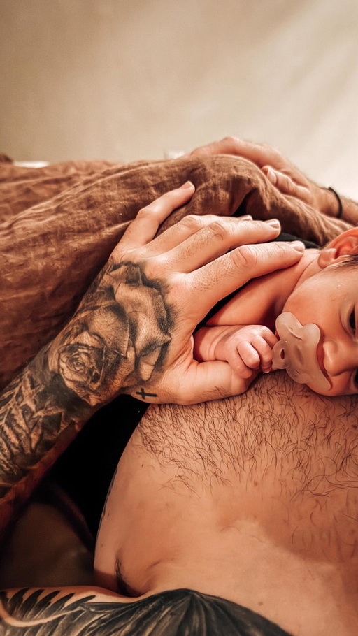 On oublie pas son premier bébé 🐾
Je plaisante bien sûr, j’aime dorénavant mes « deux enfants » 🥹🫶🏼 mais j’avoue qu’elle nous a manqué qu’on a pensé à elle et que j’aurais aimé qu’elle passe le séjour à la maternité aussi avec nous ahah 😅 
_______________
#trend #dogmom #dogmoms #newmomlife #mamanchien #nouvelleviedemaman #viedemaman #maman #mom #postpartum #postpartumjourney #momjokes #baby #babyboy #bebé #bebe #bébé #bebegarcon #bébégarçon #amour #mesamours #mesbebes #mesbébés