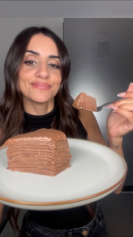Tarta de crepes de chocolate y avellanas 🍫

🗒️ INGREDIENTES: (12 crepes aprox)
Para los crepes:
-3 huevos L
-50g de mantequilla derretida 
-360ml de leche 
-3 cucharadas de azúcar (cantidad al gusto)
-160g de harina 
-20g de cacao puro en polvo
Para el relleno:
-500g de mascarpone 
-400g de crema de chocolate y avellanas (comprada o casera)
-150g de yogur griego 

👩🏽‍🍳 PREPARACIÓN:
-Te dejo el paso a paso en el vídeo, que es facilísimo 😊

#recetasfaciles #recetascaseras #tarta #crepes #nutella