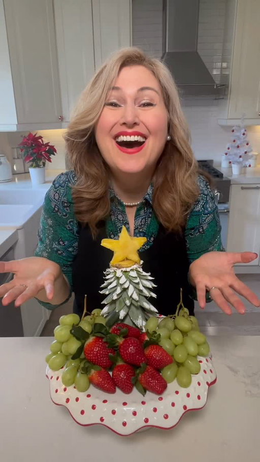 Pineapple Tree 🎄
A beautiful way to display your Holiday fruit platter! Sprinkle with powdered sugar and surround with your fave fruit 🍓🍇🍍