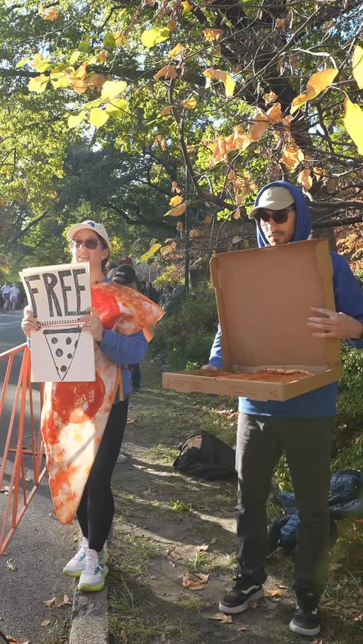 I’ll be podcasting on the sidelines of the NYC Marathon again this year. (My pod 👉  @nonmembersonly )
I kinda feel like we need to bring the pizza again! Would you eat a slice during a marathon?