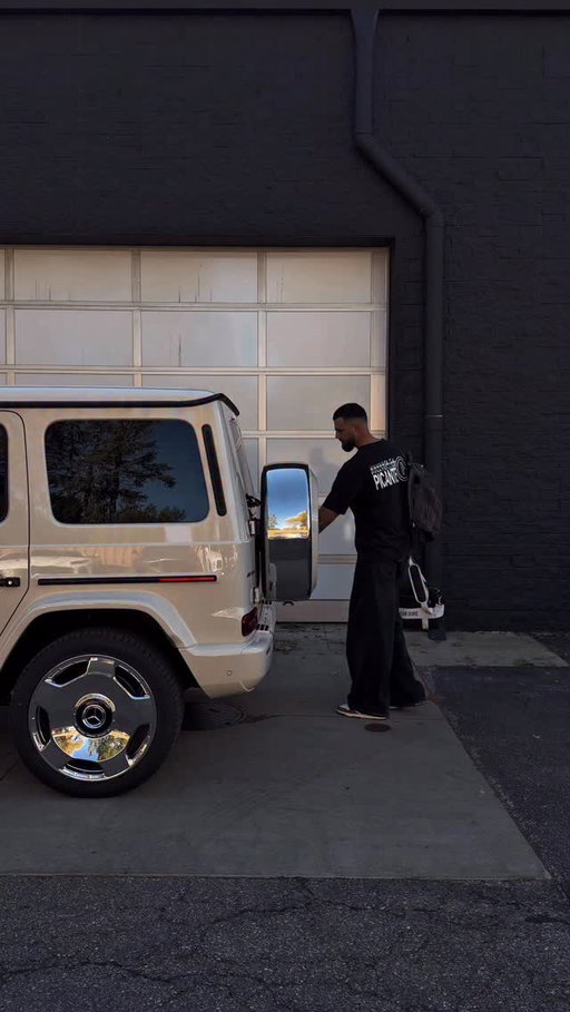 It’s not often you get to see a Porsche color on a G-Wagon. This is the AMG® G 63 in Porsche Crème White 👌 If I was to choose my own PTS color I think I’d go with Macadamia Brown Metallic or Oak Green. 

#mercedesbenz #gwagon #carlifestyle #menswear #porsche