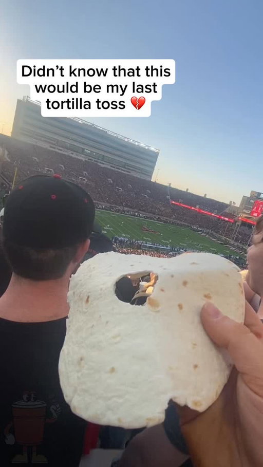 RIP to the tortilla toss. College football lost a great tradition 🌯💔
-
🎥 @caelynkc
