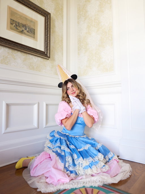 Happy Halloween 💋👑🪡 Mickey & Minnie from Brave Little Tailor 🥺💕
•
What’s your costume??
•
•
#minniemousecostume #princessminnie #disneyaesthetic #disneygirly #pinterestaesthetic #renaissanceprincess #princessaesthetic 
•
@selkie