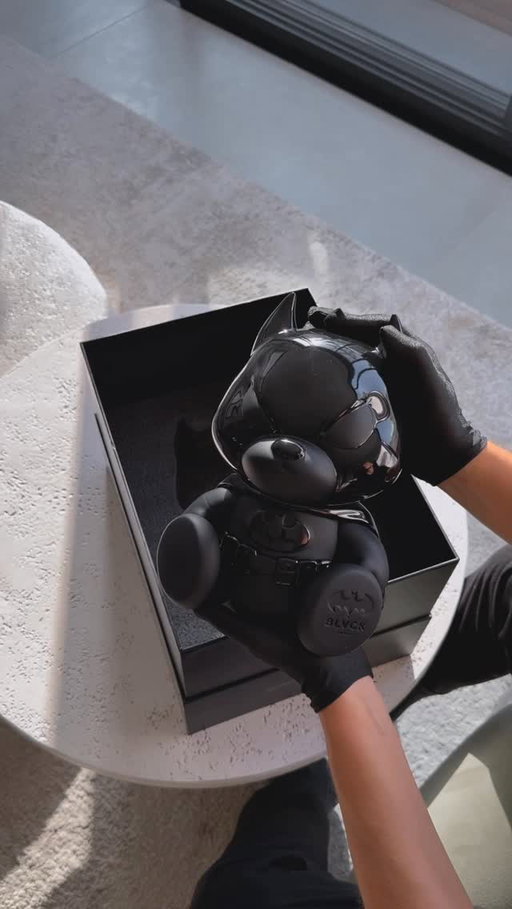 Unboxing the ‘Batman x Blvck Paris’ Teddy Bear Figurine – A Limited Edition Art Piece by @leblondelienne 🦇