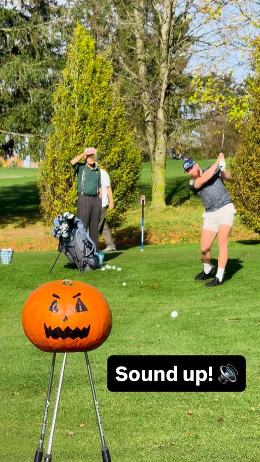 Anzeige | Stinger vs. Pumpkin 🎃 

At least I looked good in @badbirdiegolf 🤠

HAPPY HALLOWEEN!

#golf #golfer #golfing #golfshot #golffun #golfers