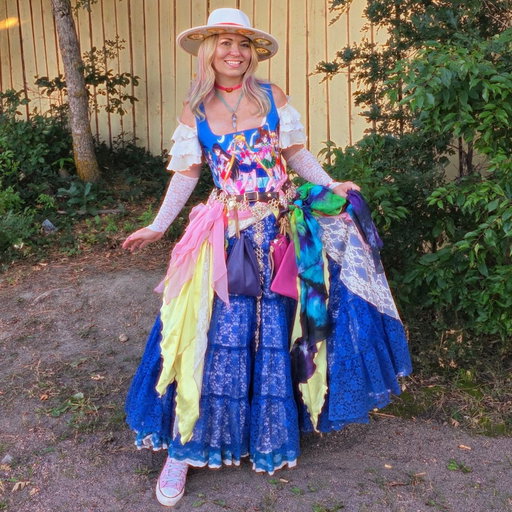 Happy Halloween 🎃👻 from your resident rennie! I love this outfit so much. It's layers upon layers and pretty heavy but oh my lord, I feel like a princess when I wear it! I hope you all have a fabulous Halloween! 

I've been quiet here, but busy growing my tech business/ channel (I just hit 140,000 subscribers!!!). I've got some really cool plans for the holiday season though, so stay tuned 😘